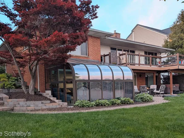 2497 W Walton Blvd, Waterford, MI 48329