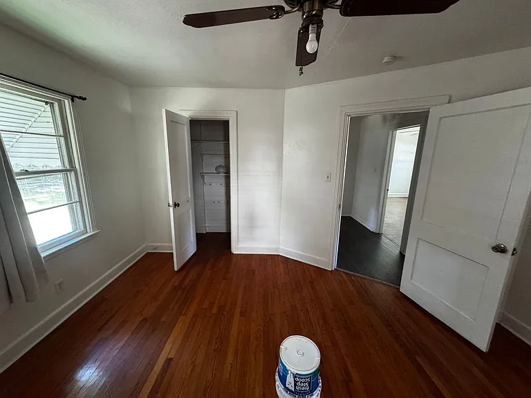 811 W Elm St — Photo 13
