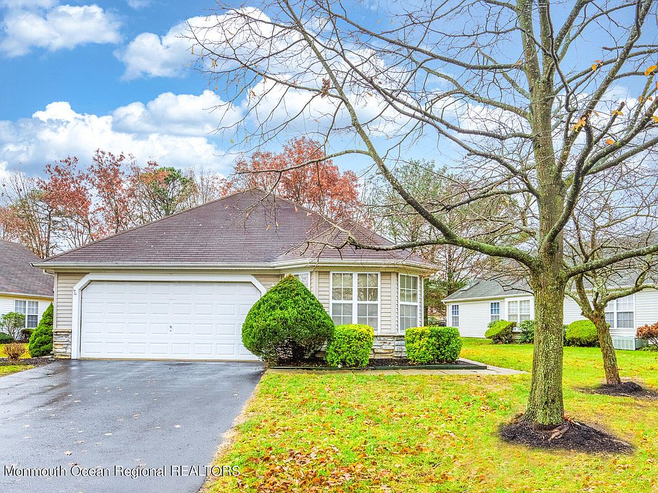 1st image of 21 Pine Hollow Lane