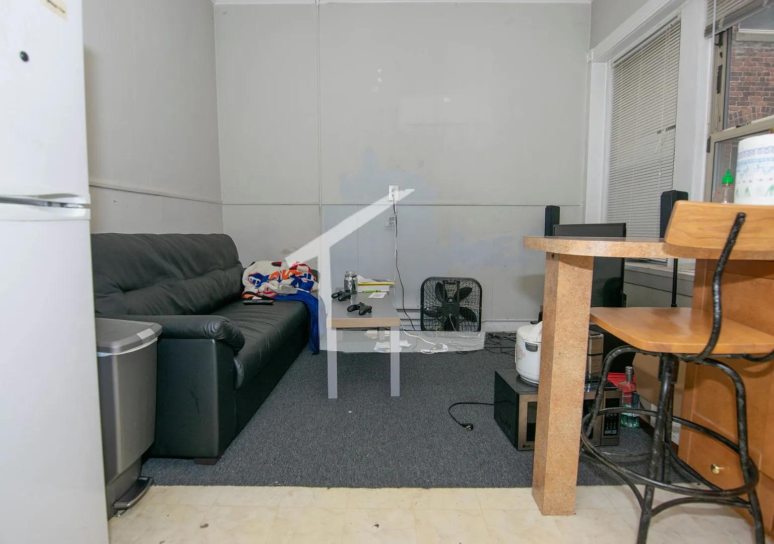 No Brokers Fee, Central Mission Hill Location, Eat-in Kitchen, Hot Water Included — Photo 4