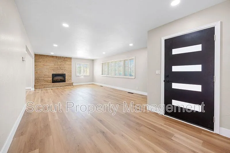 3 bed, 2.0 bath, 2000 sqft, $4,750 — Photo 4
