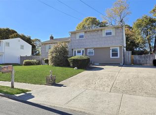 12 Willow St, Selden, NY 11784