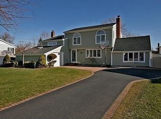15 Secatogue Ln E, West Islip, NY 11795
