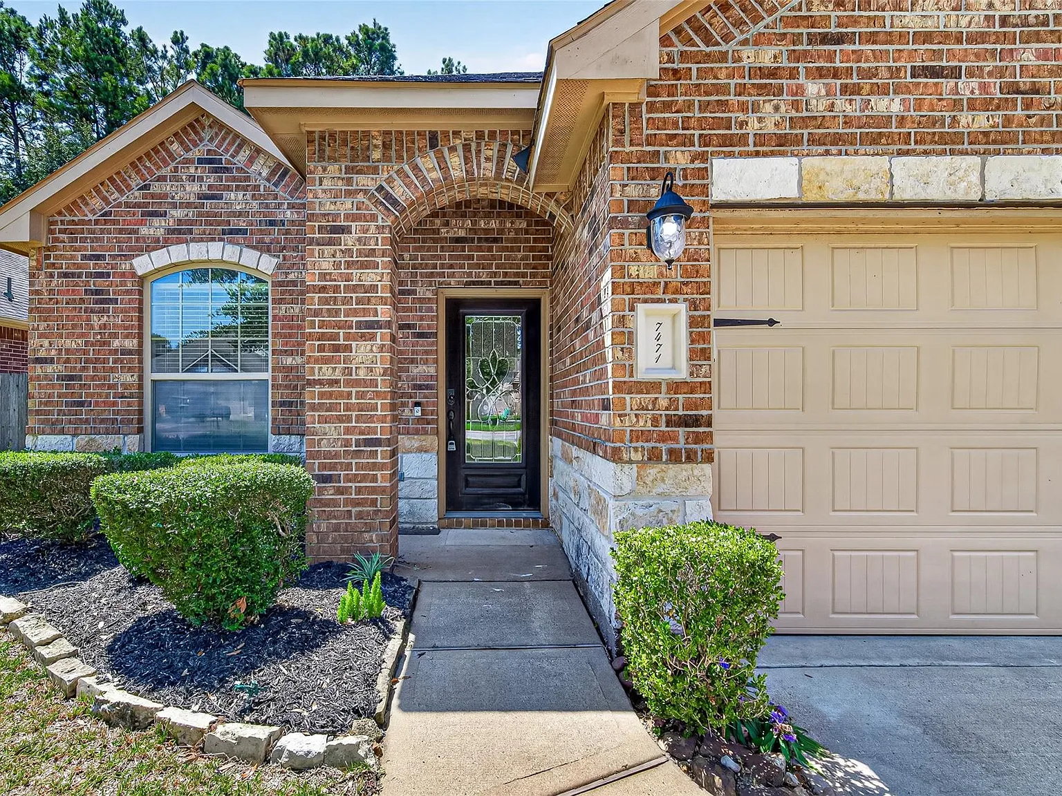 3 bed, 2.0 bath, 1735 sqft, $1,900 — Photo 2
