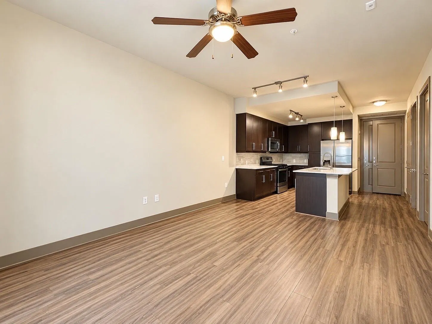 1 bed, 1.0 bath, 822 sqft, $1,758 — Photo 3