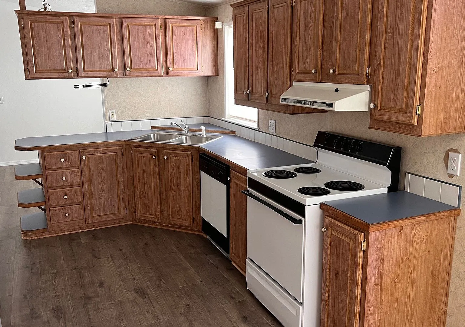 Spacious & Cozy Dbl Wide Mobie Home for Rent — Photo 4