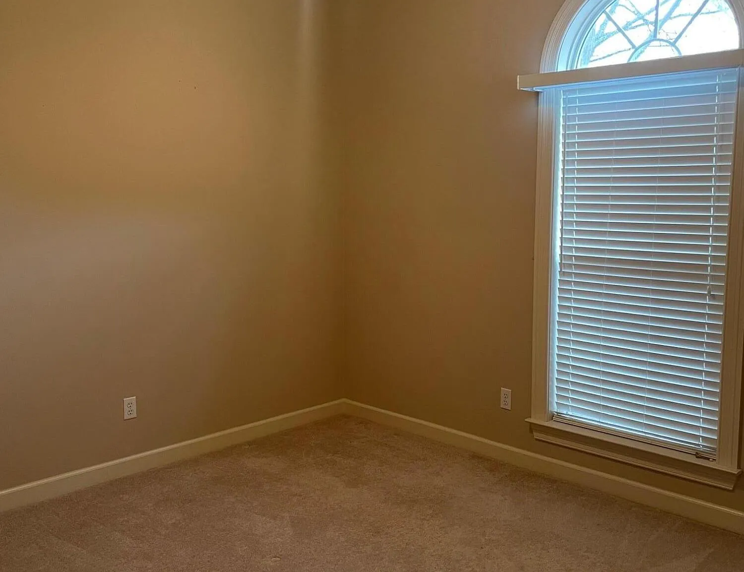 3 bed, 2.0 bath, 1850 sqft, $2,200 — Photo 2