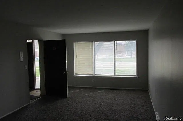 2 bed, 1.5 bath, 928 sqft, $975 — Photo 3
