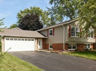 2703 N Kennicott Ave, Arlington Heights, IL 60004