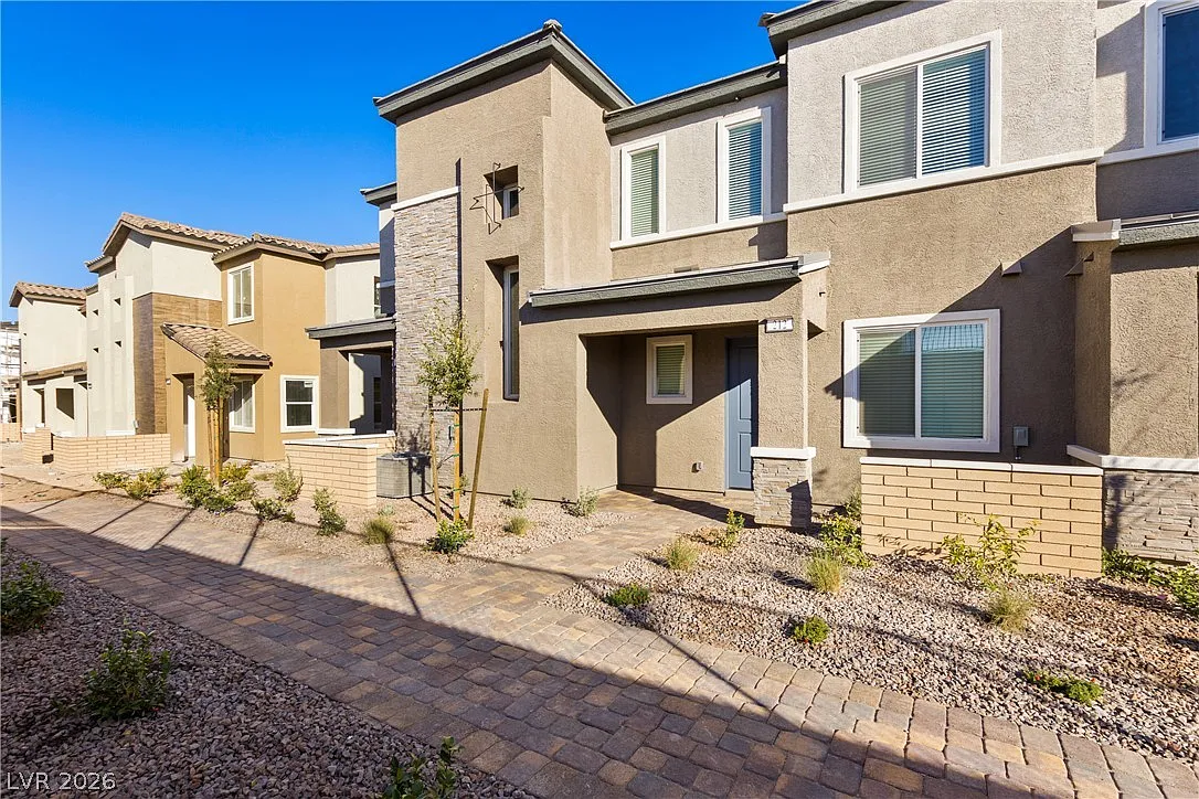 3 bed, 2.5 bath, 1405 sqft, $2,023 — Photo 1