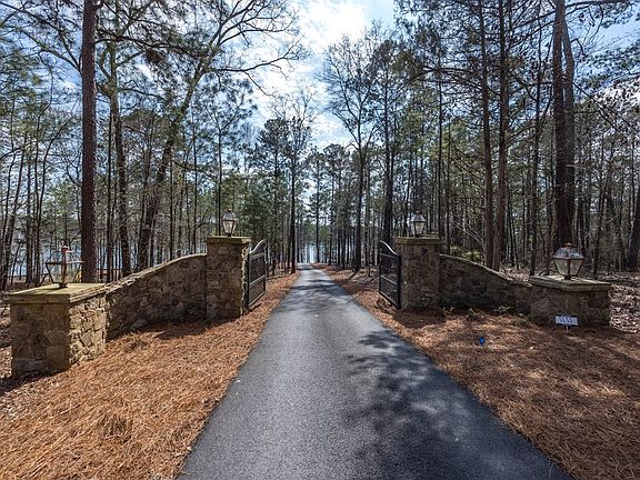 3rd image of 597 Hinton Dr
