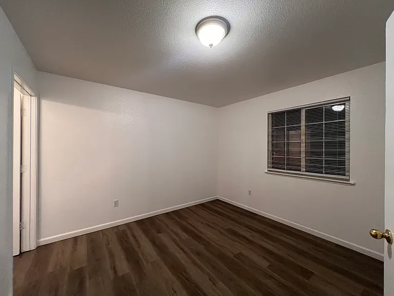Cedar Apartments — Photo 9