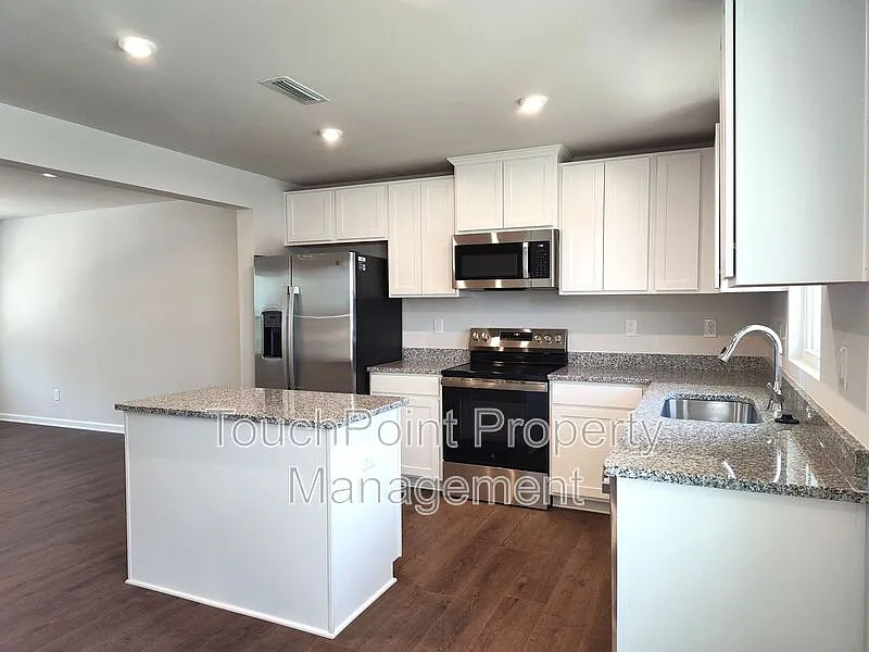 3 bed, 2.5 bath, 1576 sqft, $1,795 — Photo 4
