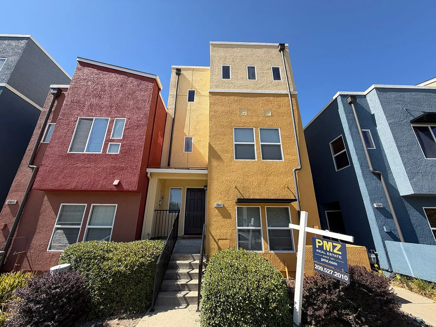 3 Story Townhome — Photo 1