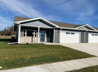 742 9th St, Columbus, NE 68601