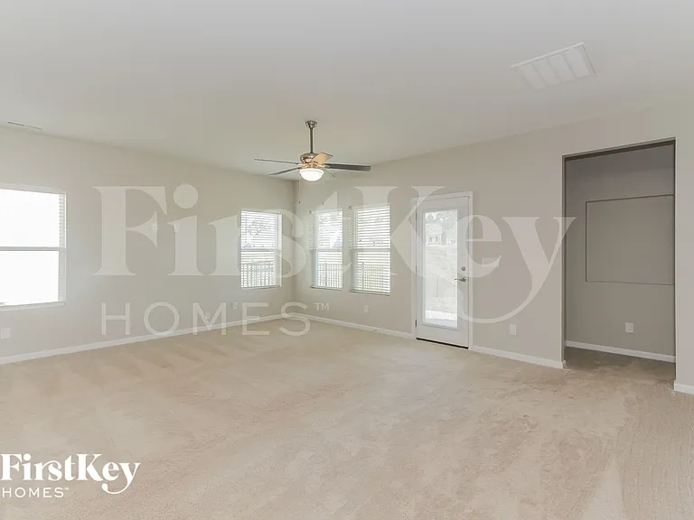 7798 Creek Park Dr — Photo 3