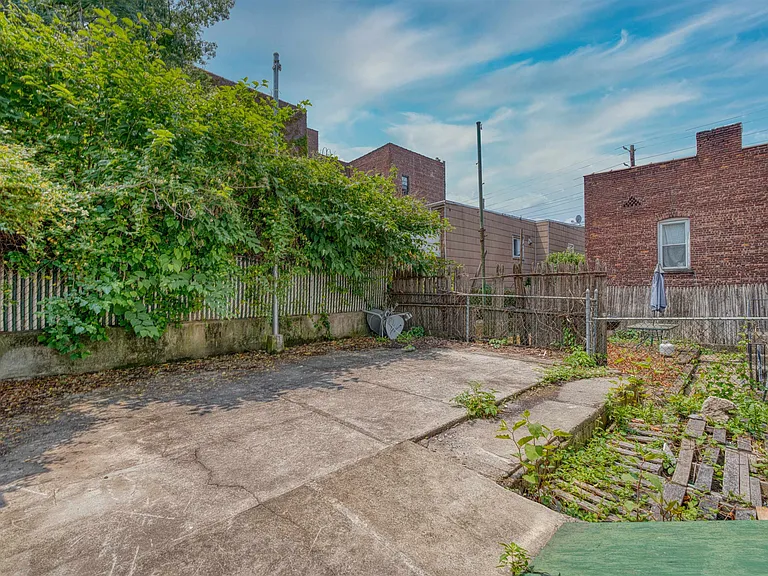 175 Zabriskie St #1 — Photo 13