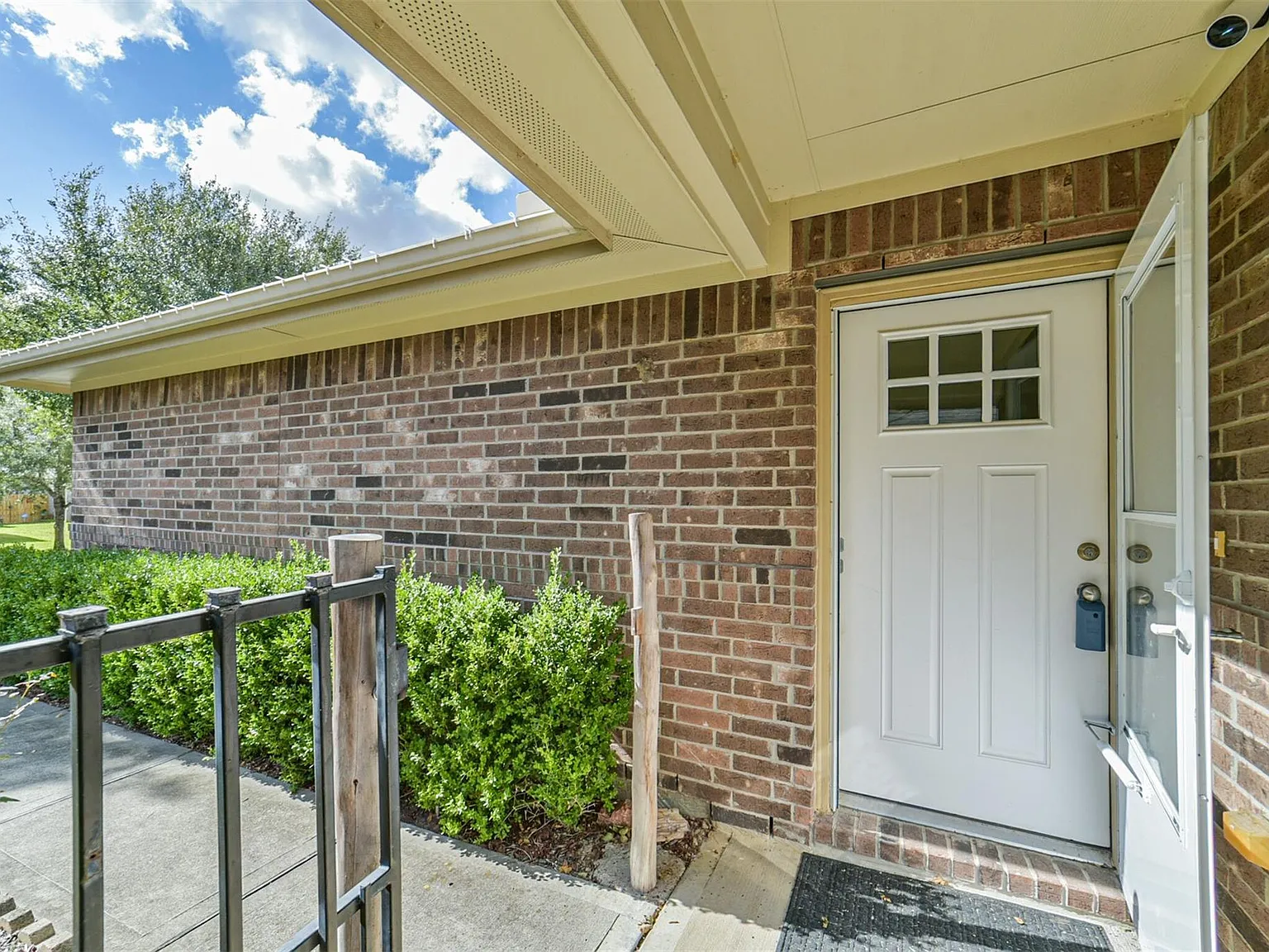 3 bed, 2.0 bath, 1240 sqft, $1,700 — Photo 4