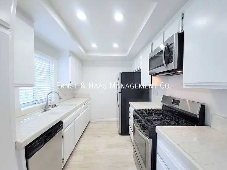 111 W Spring St #E — Photo 10