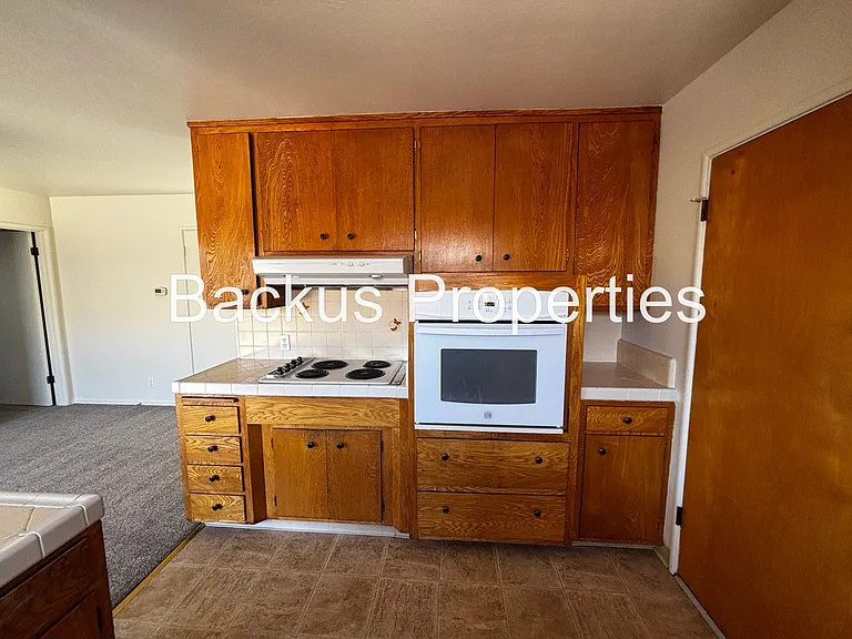 790 Fairfax Dr — Photo 11