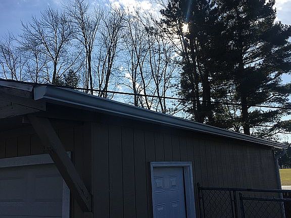 4th image of 323 Thompson St