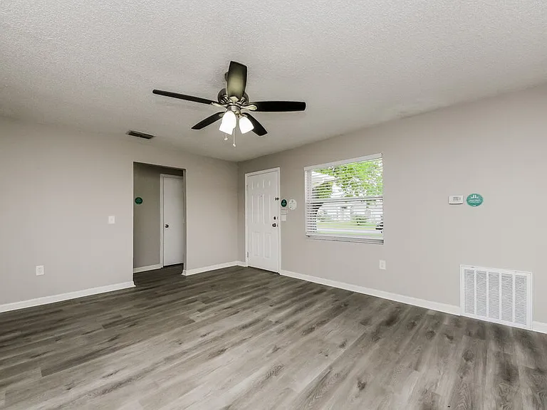 242 Cheshire Ct — Photo 4