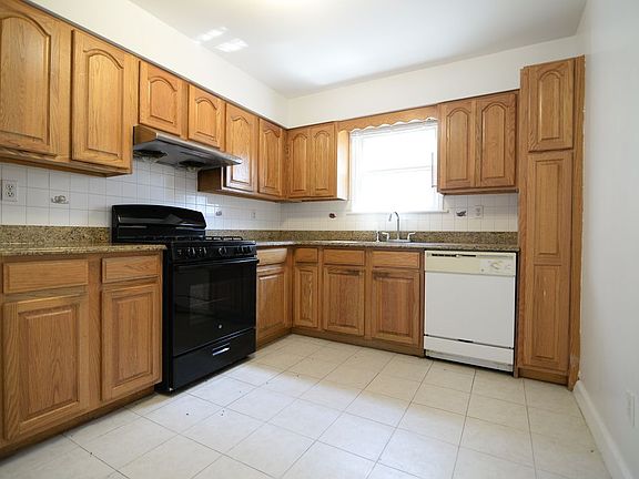 4th image of 49-12 Enfield Pl Floor 1
