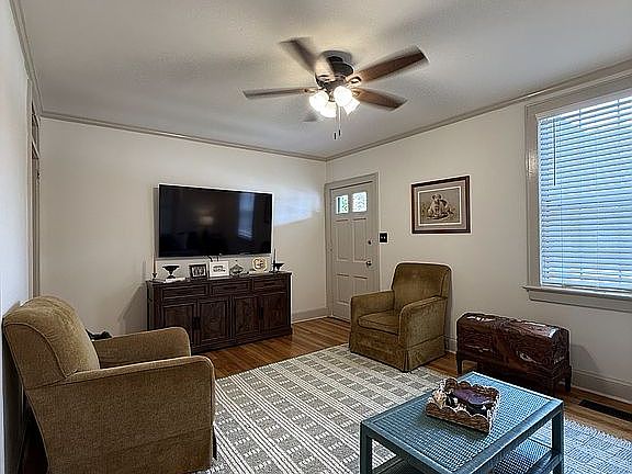 3rd image of 203 Pine St W