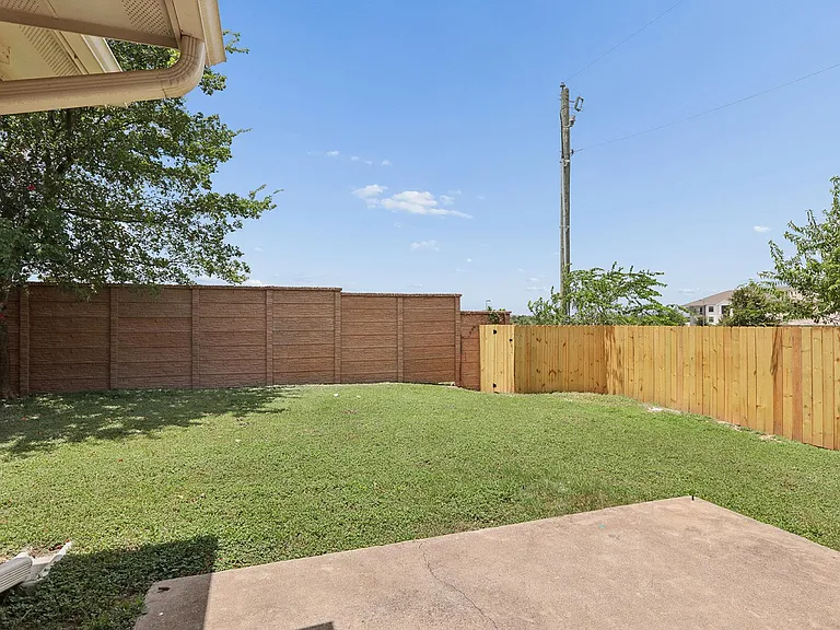 14621 Lantern Dr — Photo 4