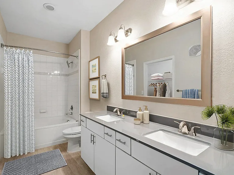 3x2 1370 sqft C1 - Bath