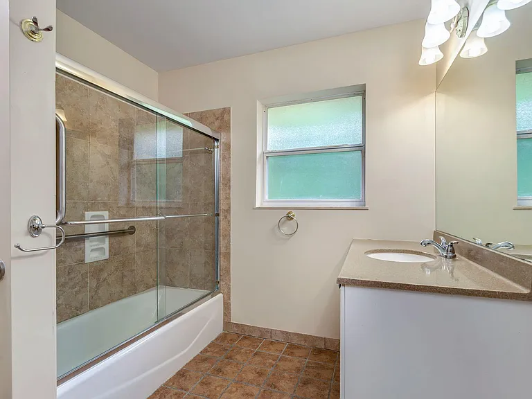 118 Linda Ln — Photo 12