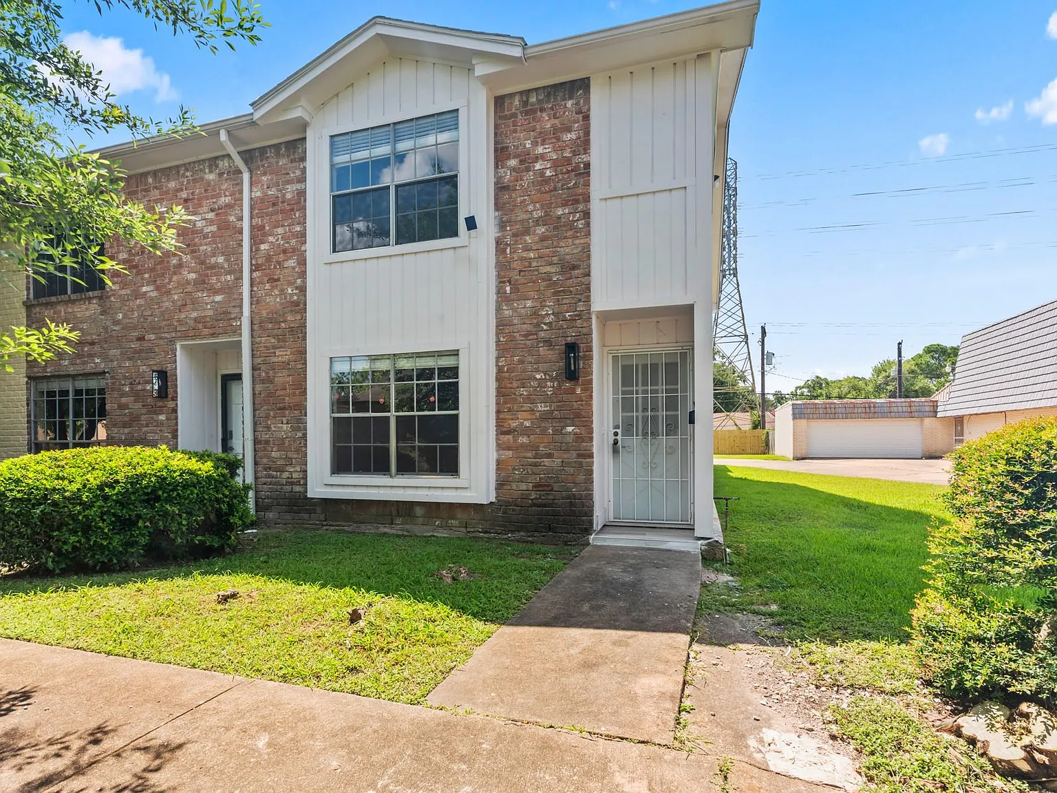 2 bed, 2.5 bath, 1310 sqft, $1,600 — Photo 1