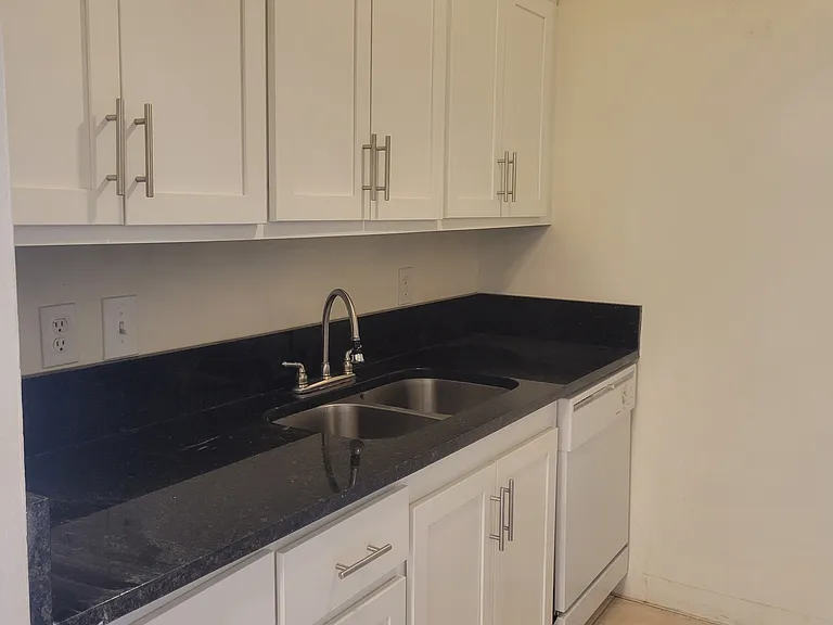 Executive House Apartments — Photo 19