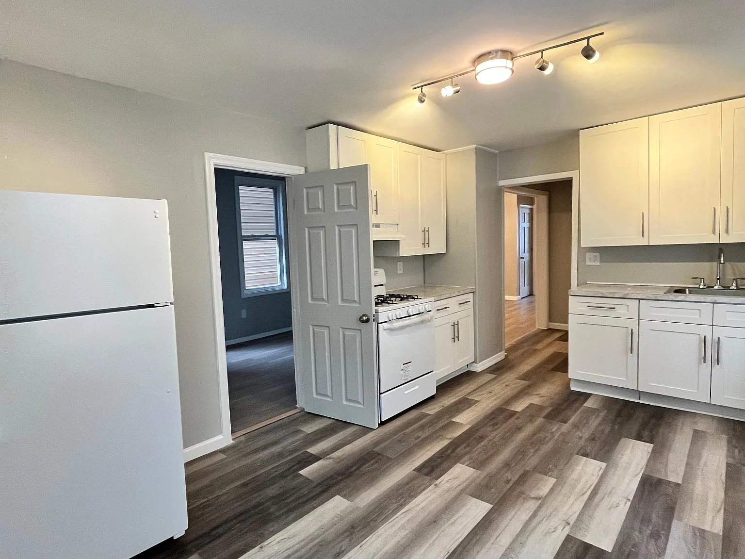 3 bed, 1000 sqft, $2,500 — Photo 2