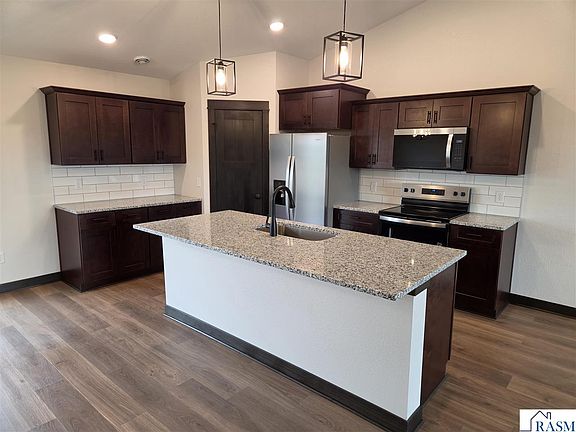 3rd image of 1088 Cullen St