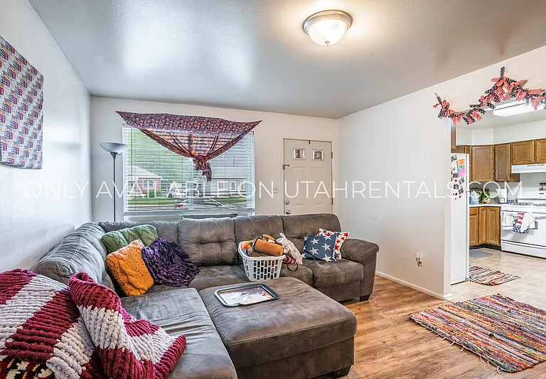 141 N Center St — Photo 3