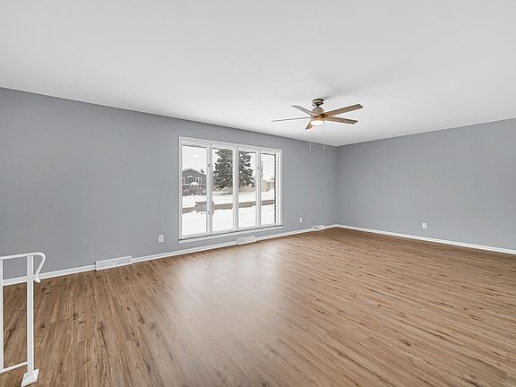 3rd image of 308 King Henry Dr