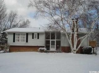40 Greenbriar Dr, Aurora, OH