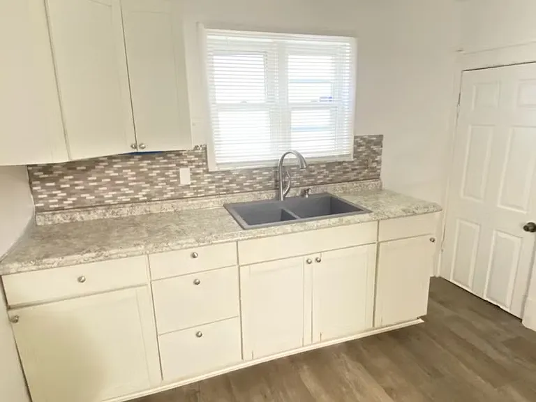 3261 Maplewood Ave — Photo 7