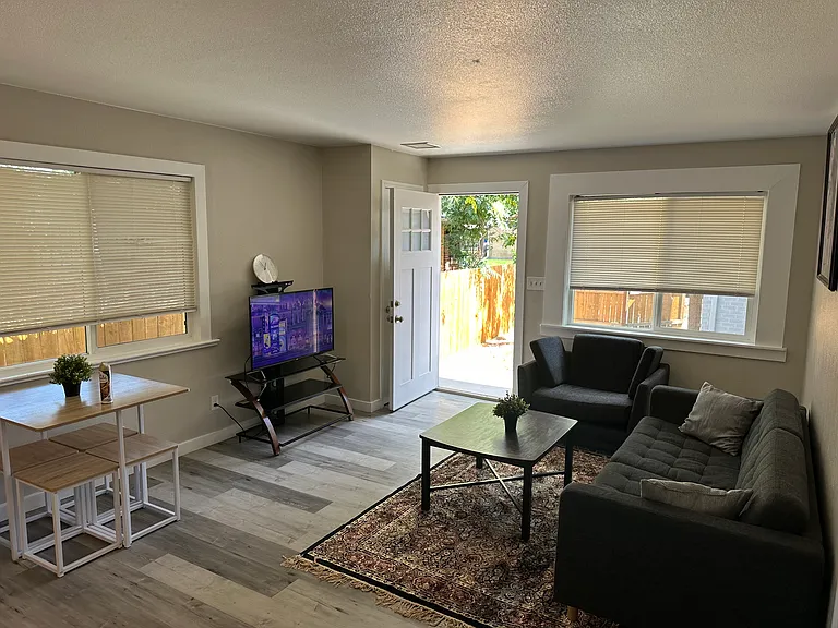 3365 N Jasmine St — Photo 4