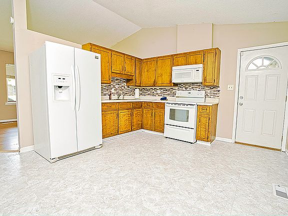 3rd image of 141 Brentwood Dr