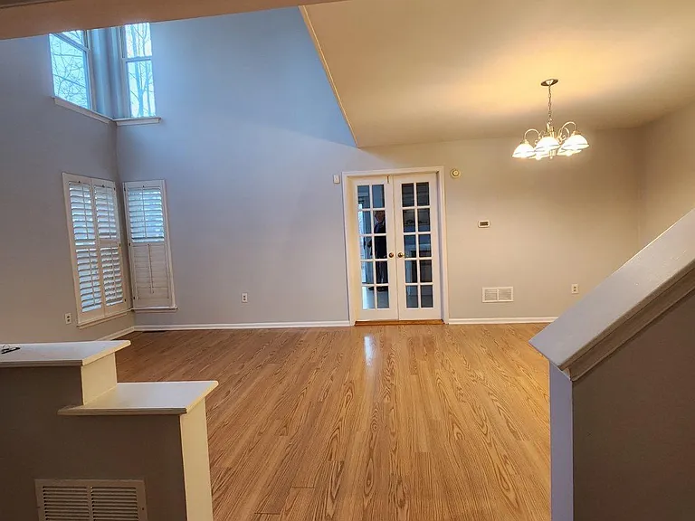 121 Henning Dr — Photo 3