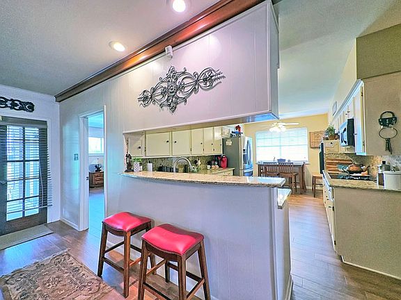 3rd image of 204 La Jolla Dr