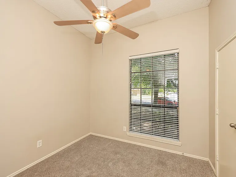 2605 Hartford Ln — Photo 14