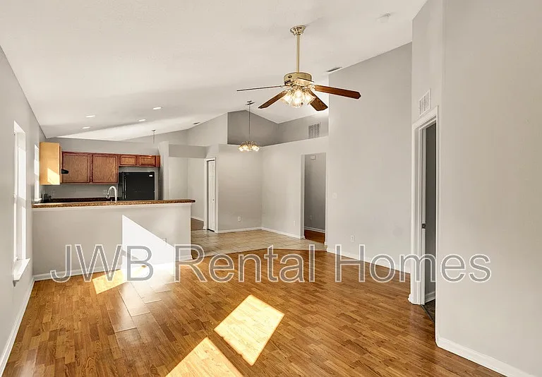 8518 Maple St — Photo 3