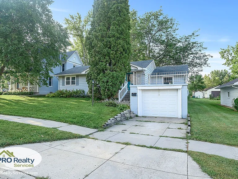 208 2nd St SW — Photo 1