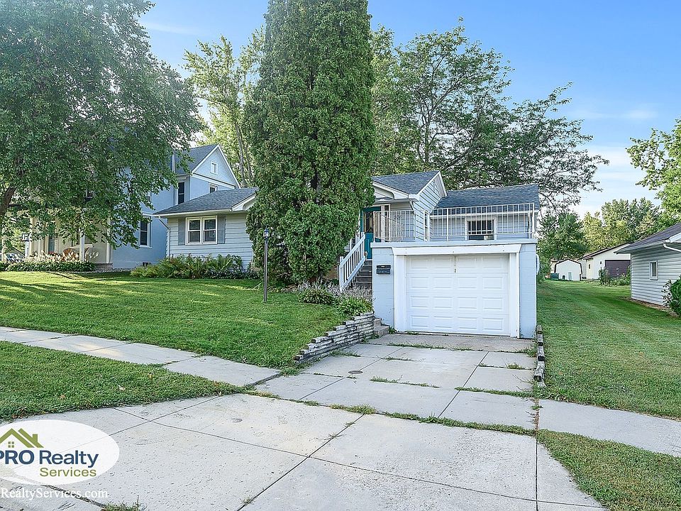 1st image of 208 2nd St SW