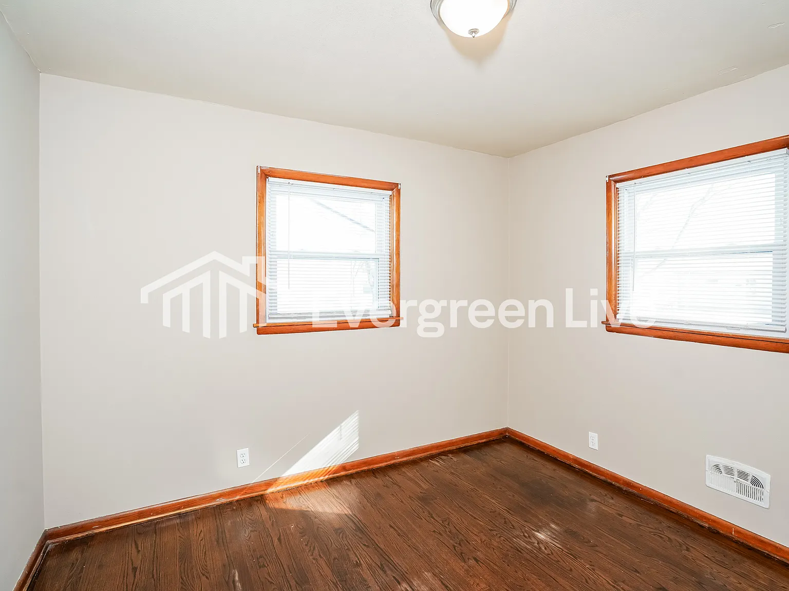 3 bed, 1.0 bath, 950 sqft, $1,745 — Photo 4