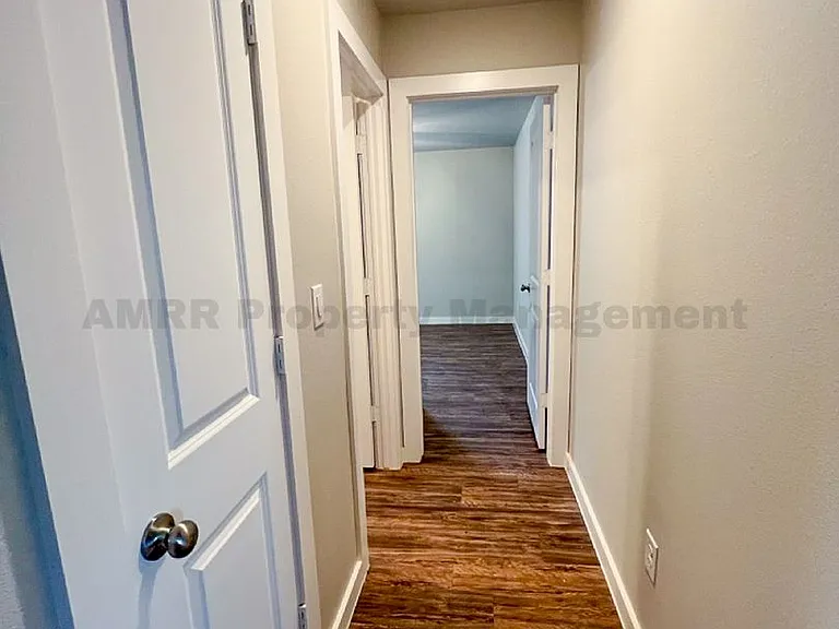2030 Kenwood Ave — Photo 19
