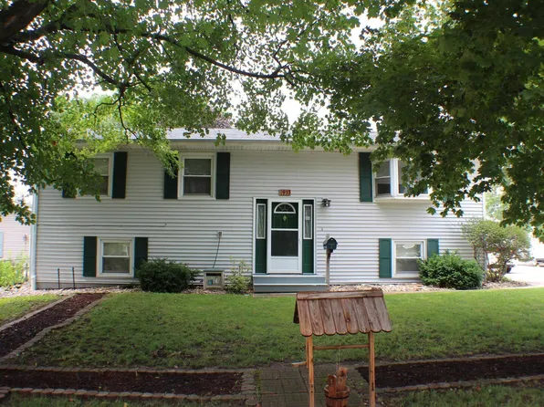 913 5th St, Colona, IL 61241